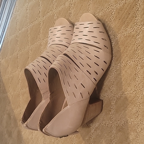 Clarks Shoes - Clarks tan soft leather cutouts chunky heel, peek toe shoes